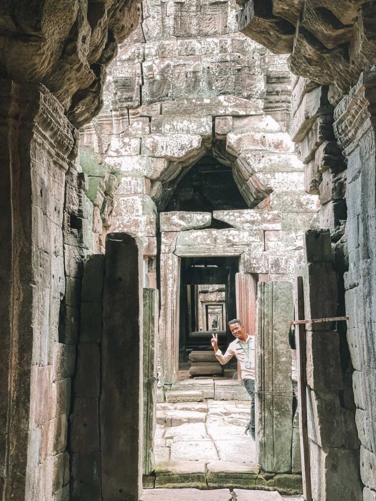 get your guide one day tour of Angkor Wat. Image of groups tour guide
