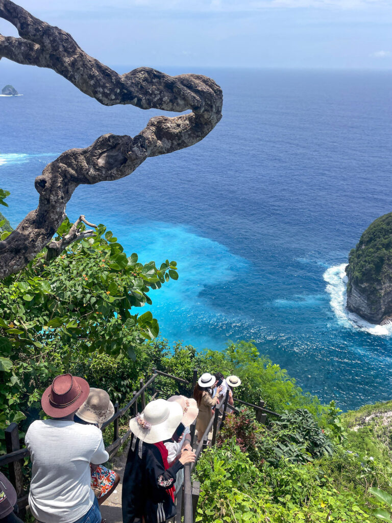 Tourists walking down to Kelingking Beach