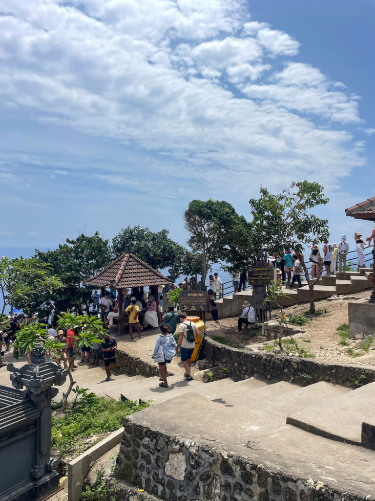 many tourists looking at Kelingking Beach